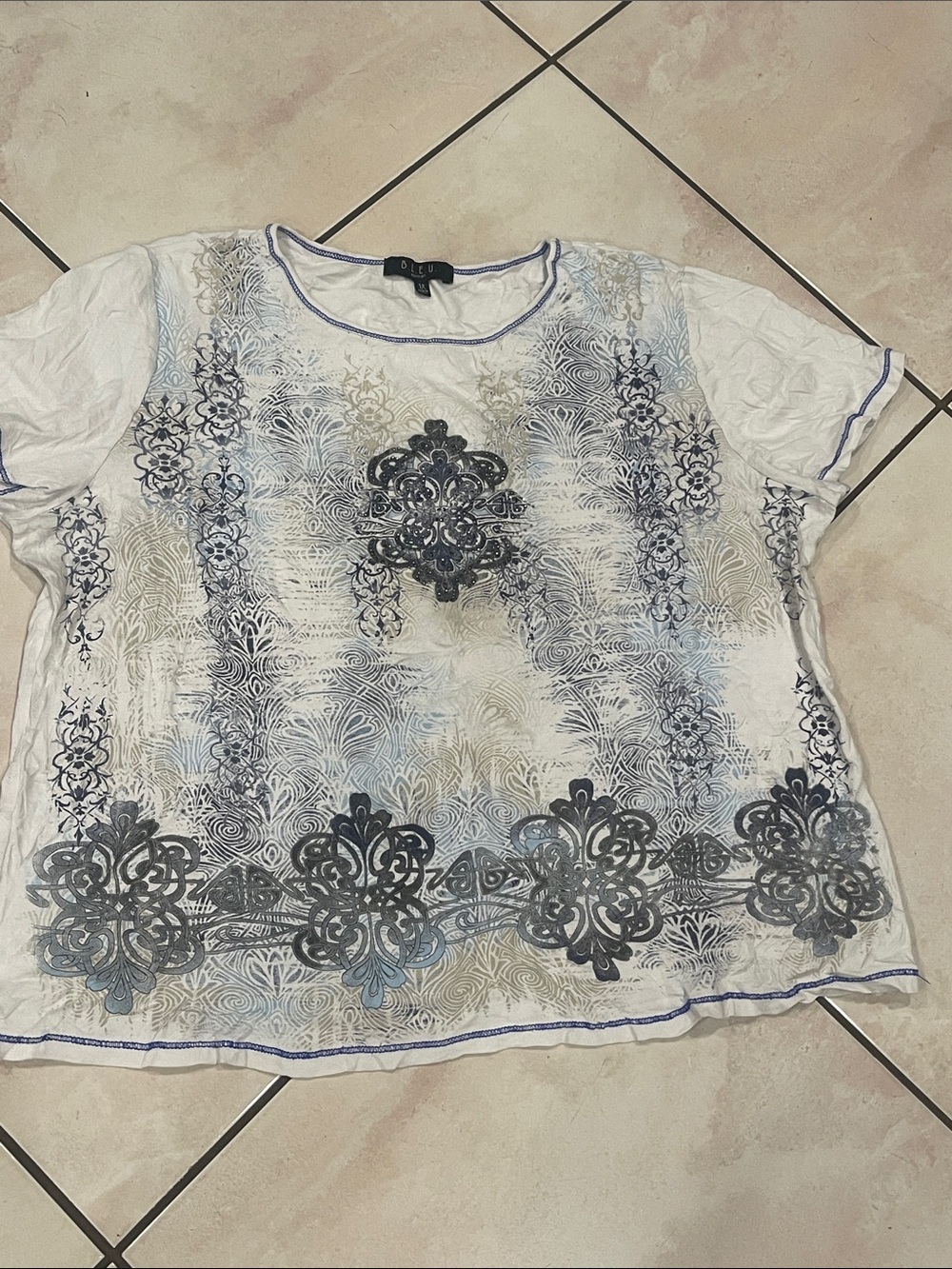 B.L.E.U. White Short-Sleeve Tee with Blue and Gray Medallion Print